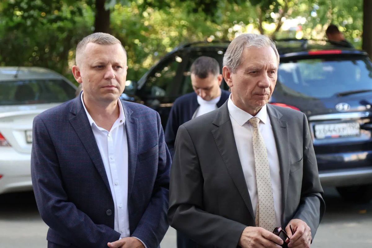 Глава округа Сергей Мужальских встретился с жителями дома № 21 на улице Калинина Глава округа Сергей Мужальских встретился с жителями дома № 21 на улице Калинина