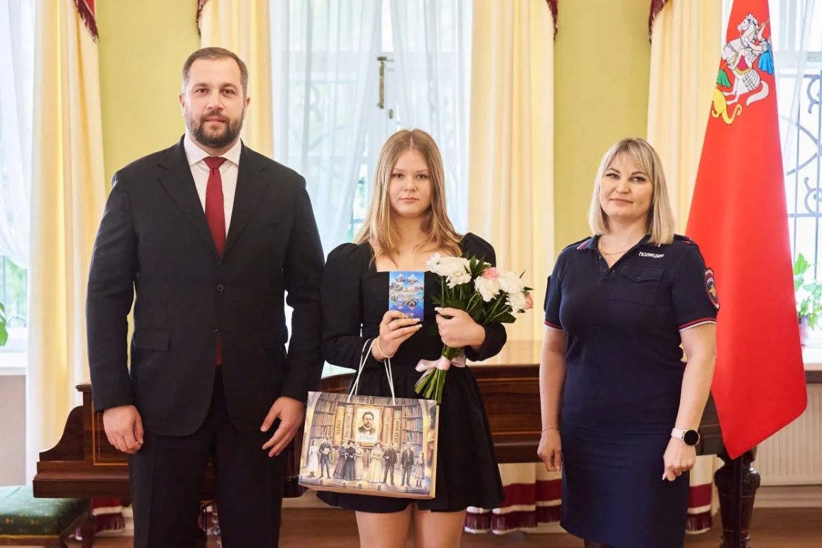 Михаил Собакин: В преддверии Дня города в старинной усадьбе «Лопасня-Зачатьевское» вручили паспорта нашим юным жителям Михаил Собакин: В преддверии Дня города в старинной усадьбе «Лопасня-Зачатьевское» вручили паспорта нашим юным жителям