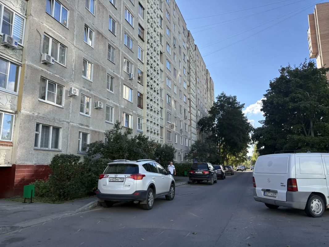 Глава округа Сергей Мужальских встретился с жителями дома № 21 на улице Калинина Глава округа Сергей Мужальских встретился с жителями дома № 21 на улице Калинина