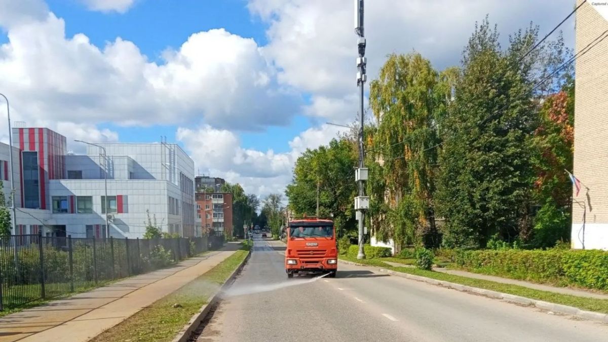 Более 50 единиц спецтехники задействованы в Подольске для ежедневной уборки улиц