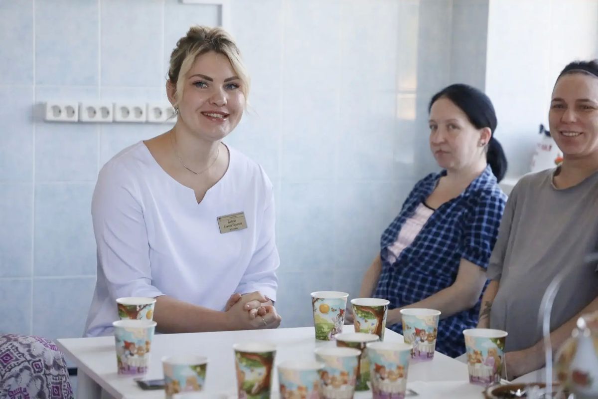 В Серпуховском родильном доме состоялось первое уютное «Чаепитие с акушеркой»