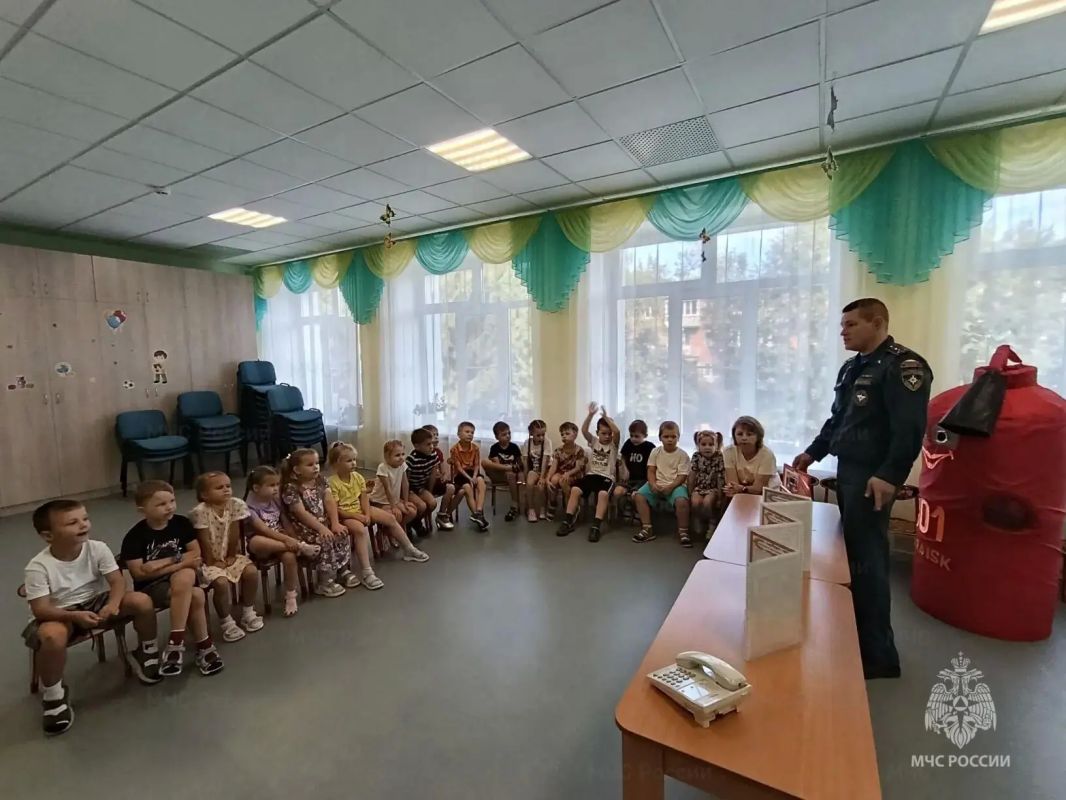 В Зарайске сотрудники МЧС России провели занятия с дошкольниками В Зарайске сотрудники МЧС России провели занятия с дошкольниками