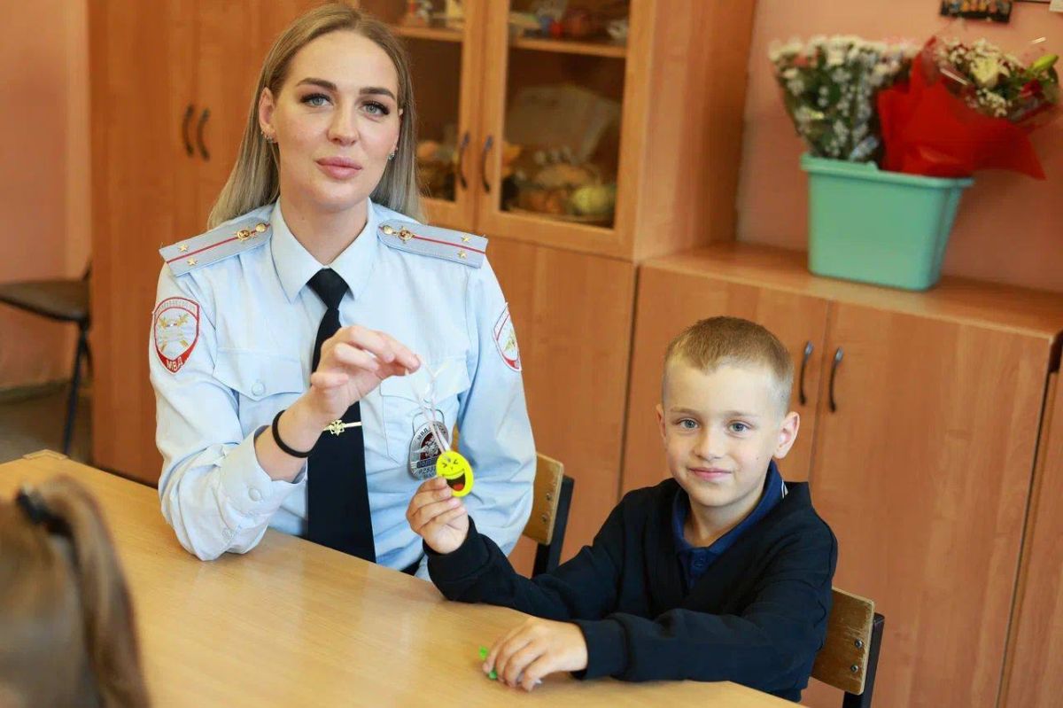 В одной из школ подмосковного Жуковского автоинспекторы совместно с представителями региональные общественные организации «Союз безопасности дорожного движения» провели для учащихся познавательный интерактивный урок по ПДД В одной из школ подмосковного Жуковского автоинспекторы совместно с представителями региональные общественные организации «Союз безопасности дорожного движения» провели для учащихся познавательный интерактивный урок по ПДД