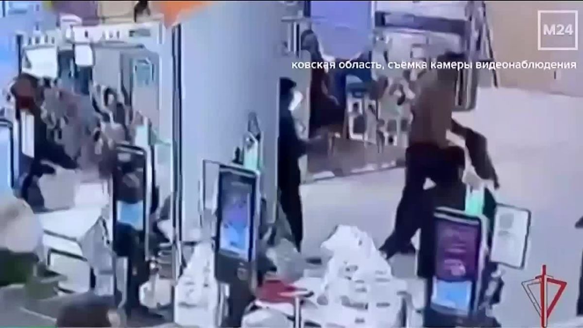 #СМИоНас. Торговый центр вместо свидания: росгвардейцы остановили импульсивного ухажера в Подмосковье Нетрезвый мужчина пытался привлечь внимание понравившейся девушки весьма экстравагантным способом — срывая с себя одежду в...