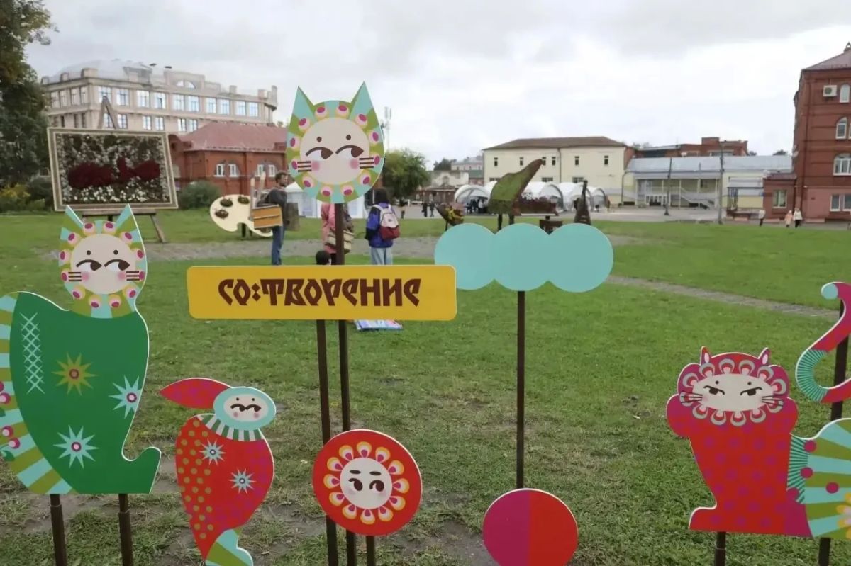 В Пожарном переулке для гостей фестиваля «Со:творение» работает площадка Богородского института художественной резьбы по дереву: здесь можно узнать о секретах знаменитой на весь мир Богородской игрушки, пообщаться с... В Пожарном переулке для гостей фестиваля «Со:творение» работает площадка Богородского института художественной резьбы по дереву: здесь можно узнать о секретах знаменитой на весь мир Богородской игрушки, пообщаться с...
