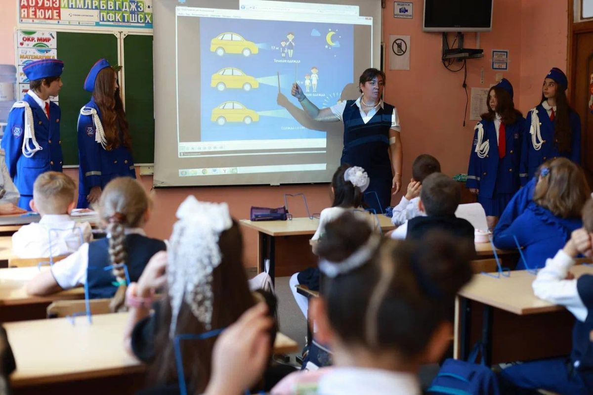 В одной из школ подмосковного Жуковского автоинспекторы совместно с представителями региональные общественные организации «Союз безопасности дорожного движения» провели для учащихся познавательный интерактивный урок по ПДД В одной из школ подмосковного Жуковского автоинспекторы совместно с представителями региональные общественные организации «Союз безопасности дорожного движения» провели для учащихся познавательный интерактивный урок по ПДД