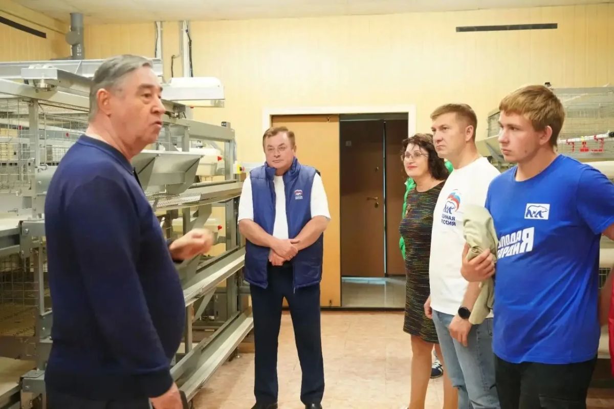 Молодые липы высадили в Птицеграде в сквере перед ФНЦ «ВНИТИП» Молодые липы высадили в Птицеграде в сквере перед ФНЦ «ВНИТИП»
