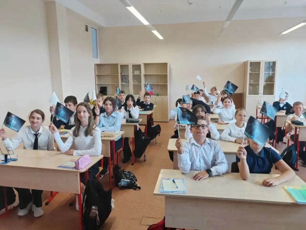 Цифровой старт: в школе Долгопрудного прошёл «Киберурок» Цифровой старт: в школе Долгопрудного прошёл «Киберурок»