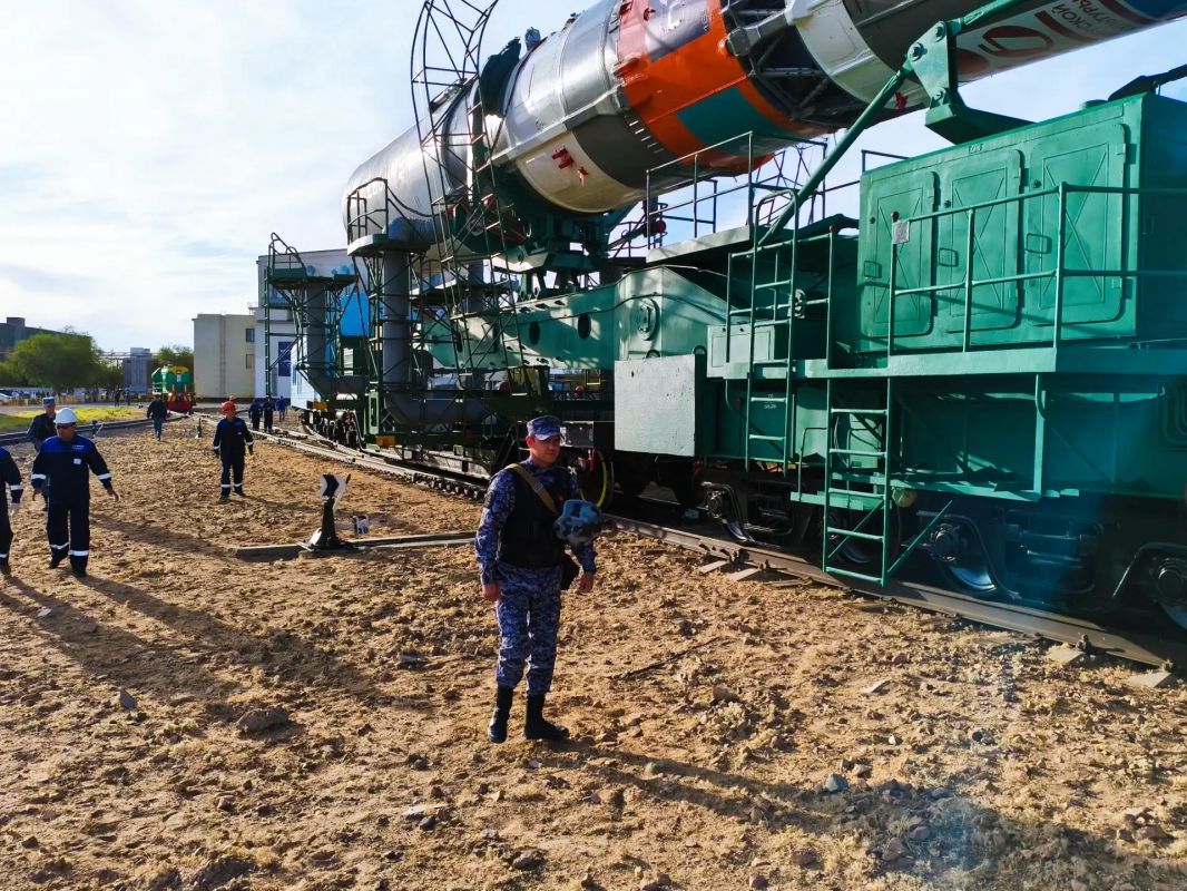 Росгвардейцы обеспечили безопасность транспортировки ракеты-носителя «Союз-2.1а» на космодроме «Байконур» Росгвардейцы обеспечили безопасность транспортировки ракеты-носителя «Союз-2.1а» на космодроме «Байконур»