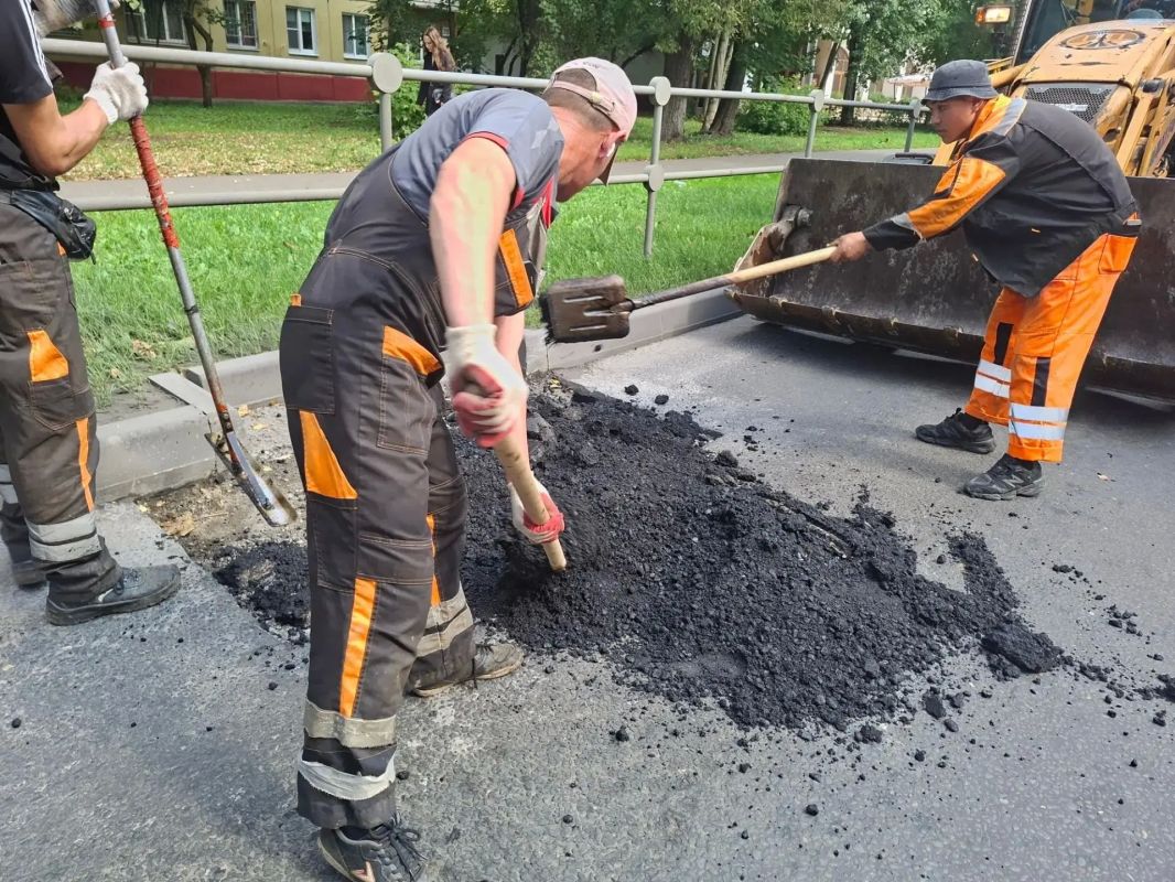 За выходные дни сотрудники городского предприятия «Автобытдор» провели ремонт дорожного полотна на дорогах и дворовых проездах по следующим адресам: