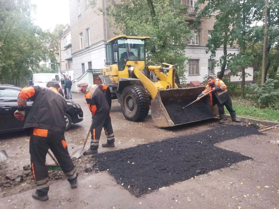 За выходные дни сотрудники городского предприятия «Автобытдор» провели ремонт дорожного полотна на дорогах и дворовых проездах по следующим адресам: За выходные дни сотрудники городского предприятия «Автобытдор» провели ремонт дорожного полотна на дорогах и дворовых проездах по следующим адресам:
