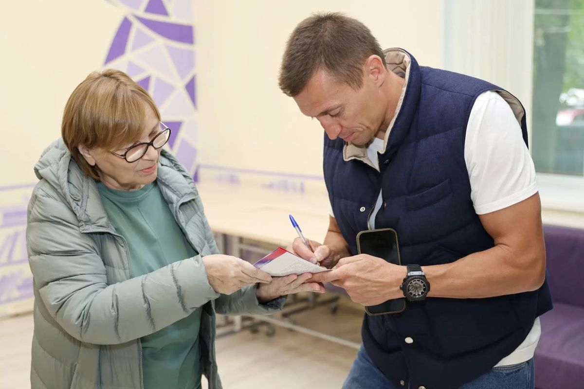 Место для саморазвития: Александр Легков встретился с коллективом библиотеки Место для саморазвития: Александр Легков встретился с коллективом библиотеки