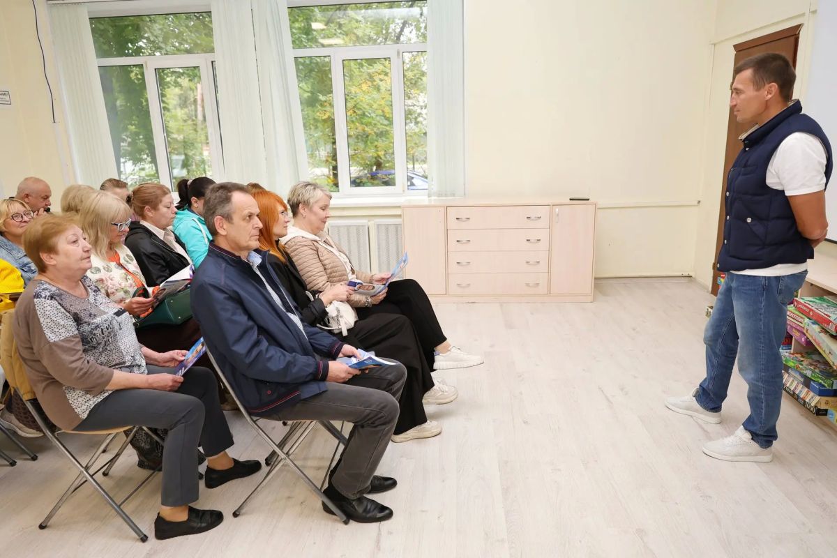 Место для саморазвития: Александр Легков встретился с коллективом библиотеки Место для саморазвития: Александр Легков встретился с коллективом библиотеки