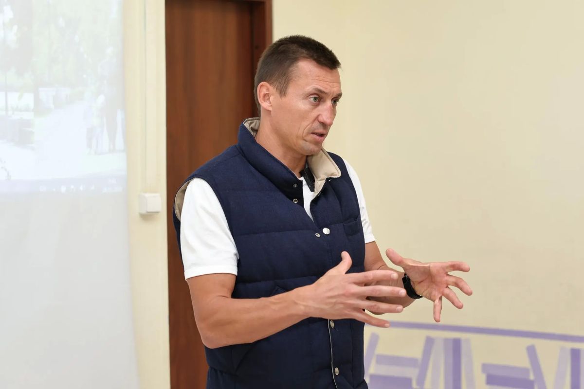 Место для саморазвития: Александр Легков встретился с коллективом библиотеки Место для саморазвития: Александр Легков встретился с коллективом библиотеки