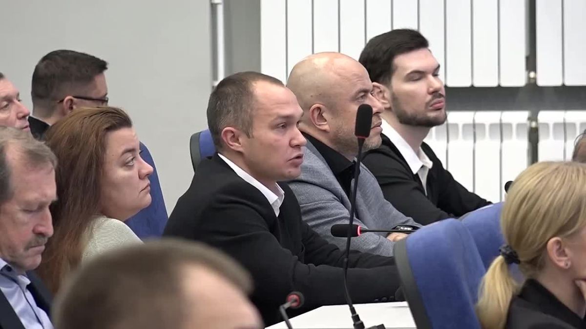 Андрей Булгаков: Сегодня День финансиста. Еженедельное общегородское совещание начали с поздравления коллег