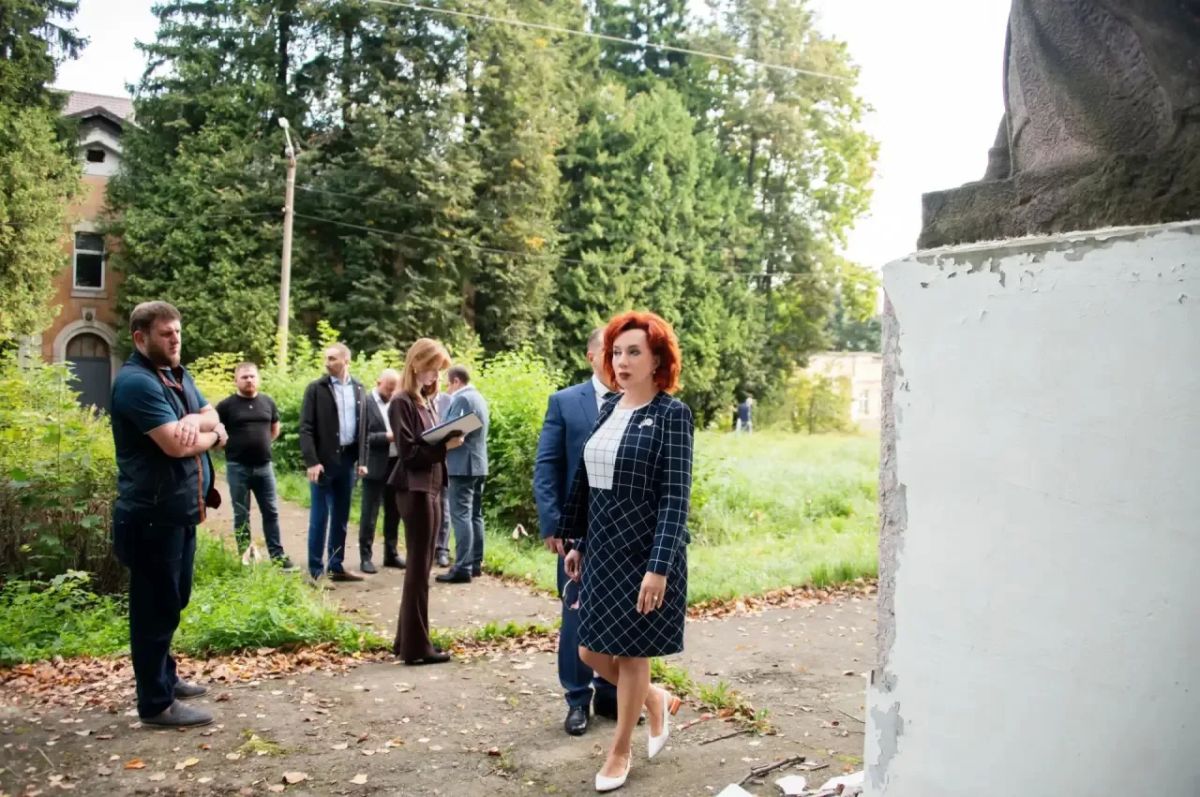 Татьяна Витушева: В ходе рабочего выезда в Снегири осмотрела сквер на улице Станционная, рядом с железнодорожной станцией Татьяна Витушева: В ходе рабочего выезда в Снегири осмотрела сквер на улице Станционная, рядом с железнодорожной станцией