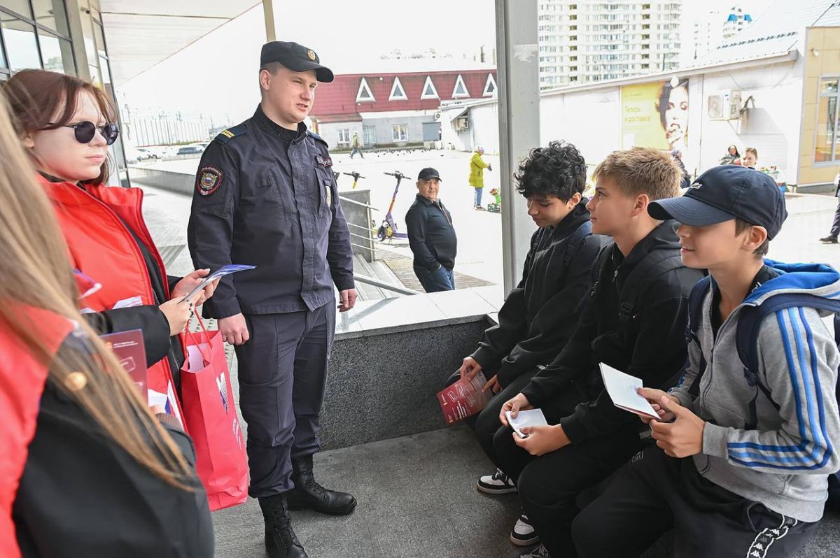 На станции Подольск полицейские и волонтеры напомнили жителям о схемах дистанционных мошенников На станции Подольск полицейские и волонтеры напомнили жителям о схемах дистанционных мошенников