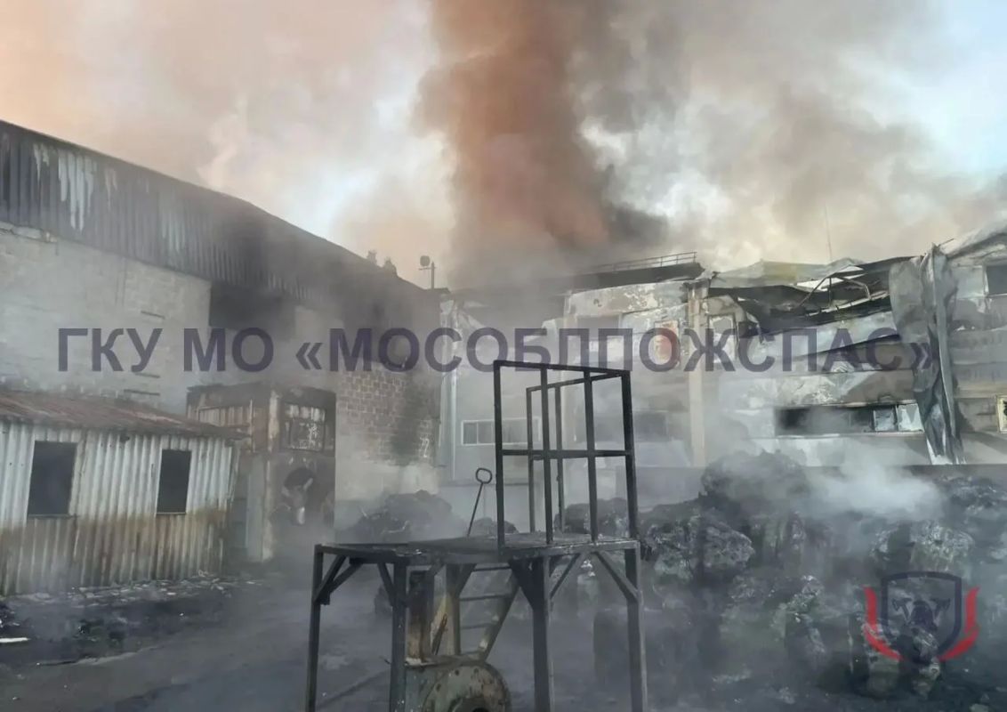 Пожарные потушили огонь на складе в подмосковном Щелково, сообщает Мособлпожспас Пожарные потушили огонь на складе в подмосковном Щелково, сообщает Мособлпожспас
