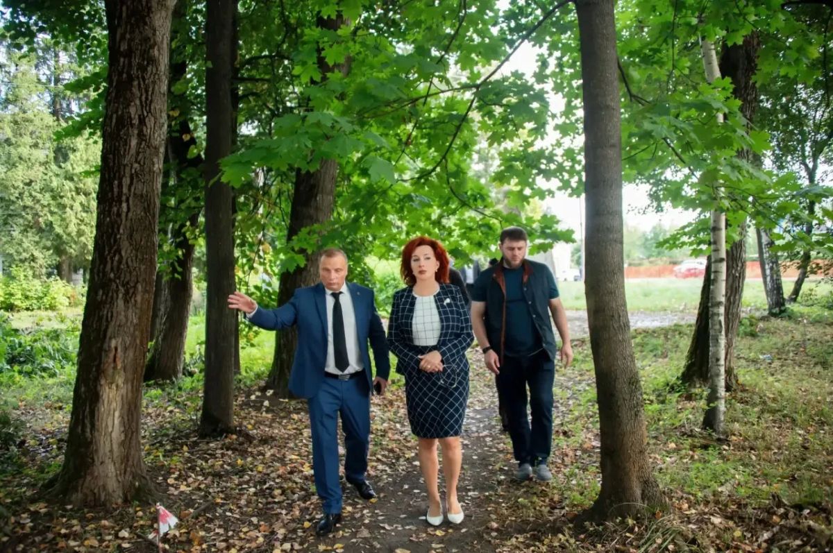 Татьяна Витушева: В ходе рабочего выезда в Снегири осмотрела сквер на улице Станционная, рядом с железнодорожной станцией Татьяна Витушева: В ходе рабочего выезда в Снегири осмотрела сквер на улице Станционная, рядом с железнодорожной станцией