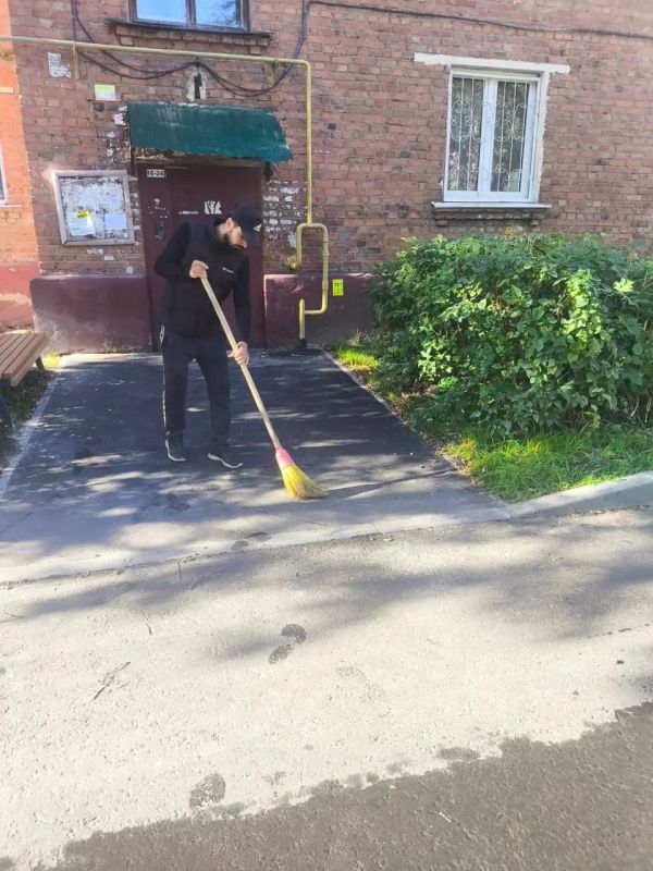 В Подольске продолжаются работы по благоустройству и поддержанию чистоты во дворах