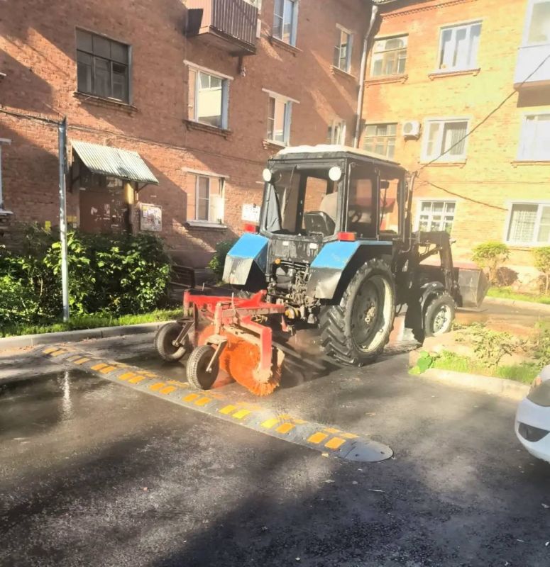 В Подольске проводят ежедневную санитарную очистку улично-дорожной сети и осенний уход за дорогами