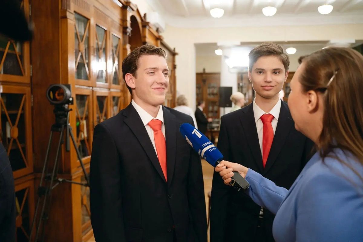Победители: выпускники Физтех-лицея из Долгопрудного встретились с Президентом Путиным Победители: выпускники Физтех-лицея из Долгопрудного встретились с Президентом Путиным