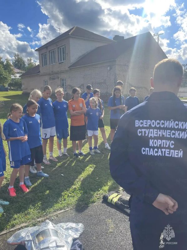 Сотрудники МЧС России и добровольцы ВСКС провели урок безопасности для юных спортсменов школы «Багратион» Сотрудники МЧС России и добровольцы ВСКС провели урок безопасности для юных спортсменов школы «Багратион»