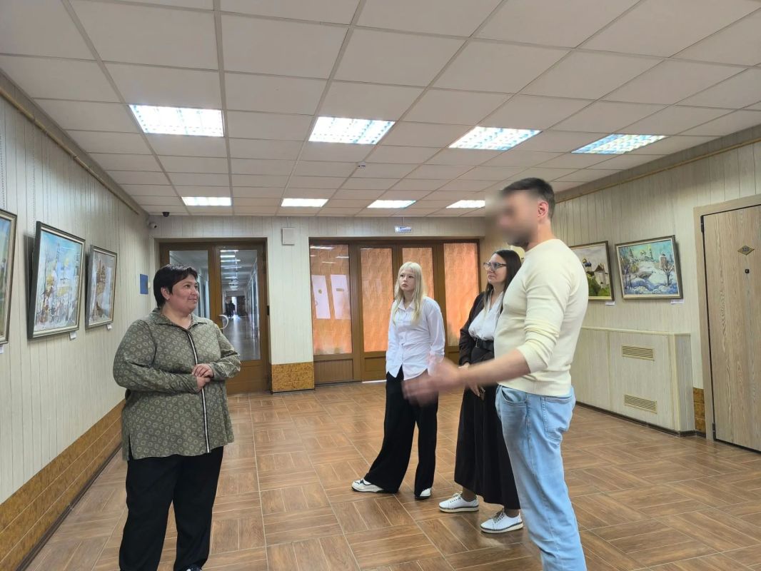 Сегодня одна из картин, выставленных в здании нашей администрации, отправилась в необычный и очень далёкий путь — на фронт Сегодня одна из картин, выставленных в здании нашей администрации, отправилась в необычный и очень далёкий путь — на фронт