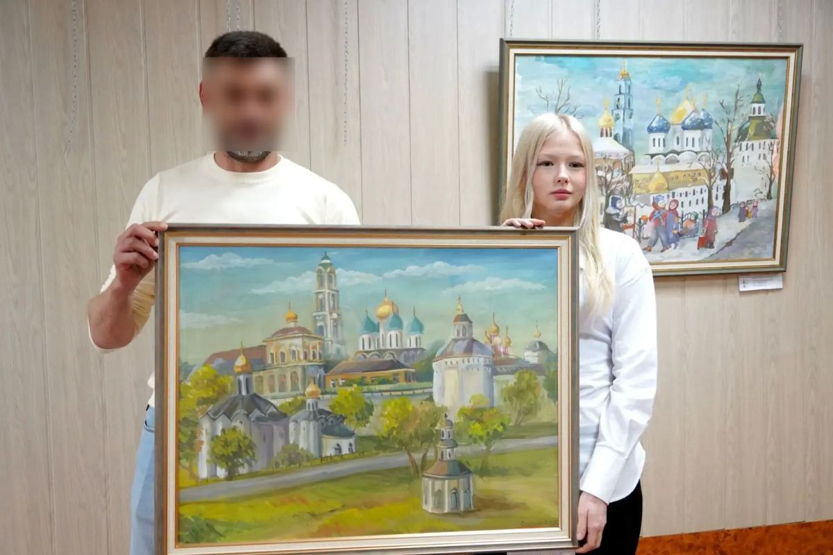 Сегодня одна из картин, выставленных в здании нашей администрации, отправилась в необычный и очень далёкий путь — на фронт