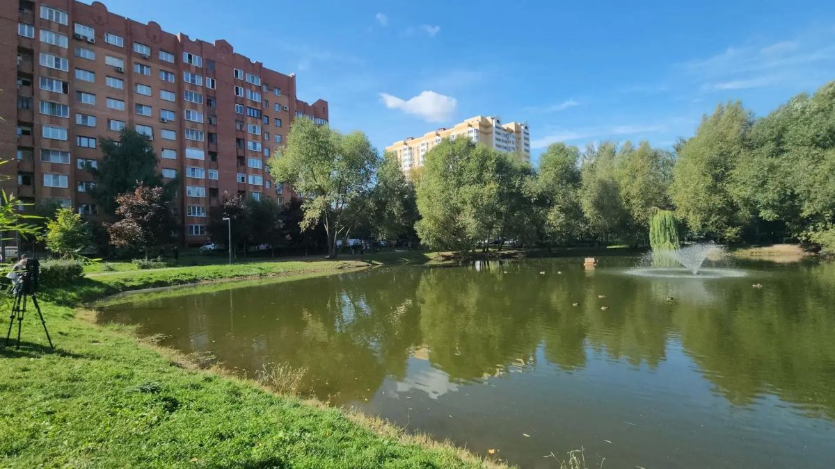 300 толстолобиков и карасей запустили в Ухтомский пруд Люберец 300 толстолобиков и карасей запустили в Ухтомский пруд Люберец