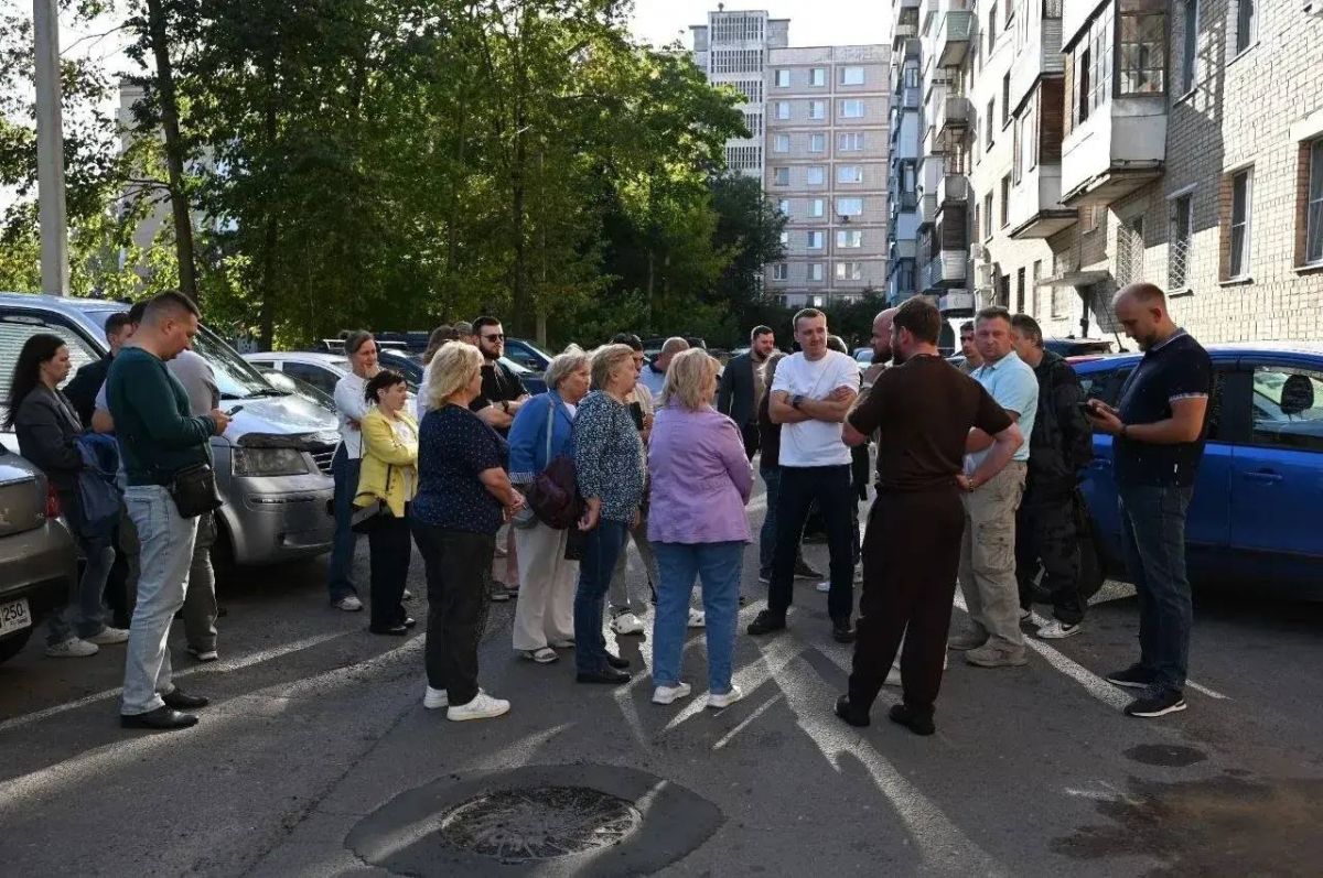 Профильные специалисты вместе с депутатом окружного Совета Алексеем Батоговым встретились с жителями домов № 144 и 146 на улице Ворошилова Профильные специалисты вместе с депутатом окружного Совета Алексеем Батоговым встретились с жителями домов № 144 и 146 на улице Ворошилова