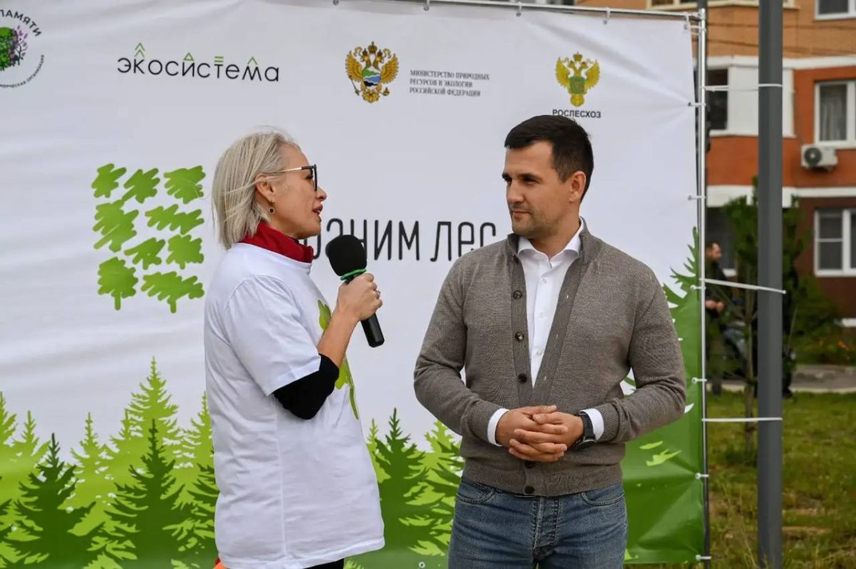 Станислав Каторов: В День города в жилом комплексе «Зелёные аллеи» вместе с активными жителями высадили 25 декоративных яблонь сорта «Рудольф» и 40 кедровых сосен в рамках осенней акции «Сохраним лес» Станислав Каторов: В День города в жилом комплексе «Зелёные аллеи» вместе с активными жителями высадили 25 декоративных яблонь сорта «Рудольф» и 40 кедровых сосен в рамках осенней акции «Сохраним лес»