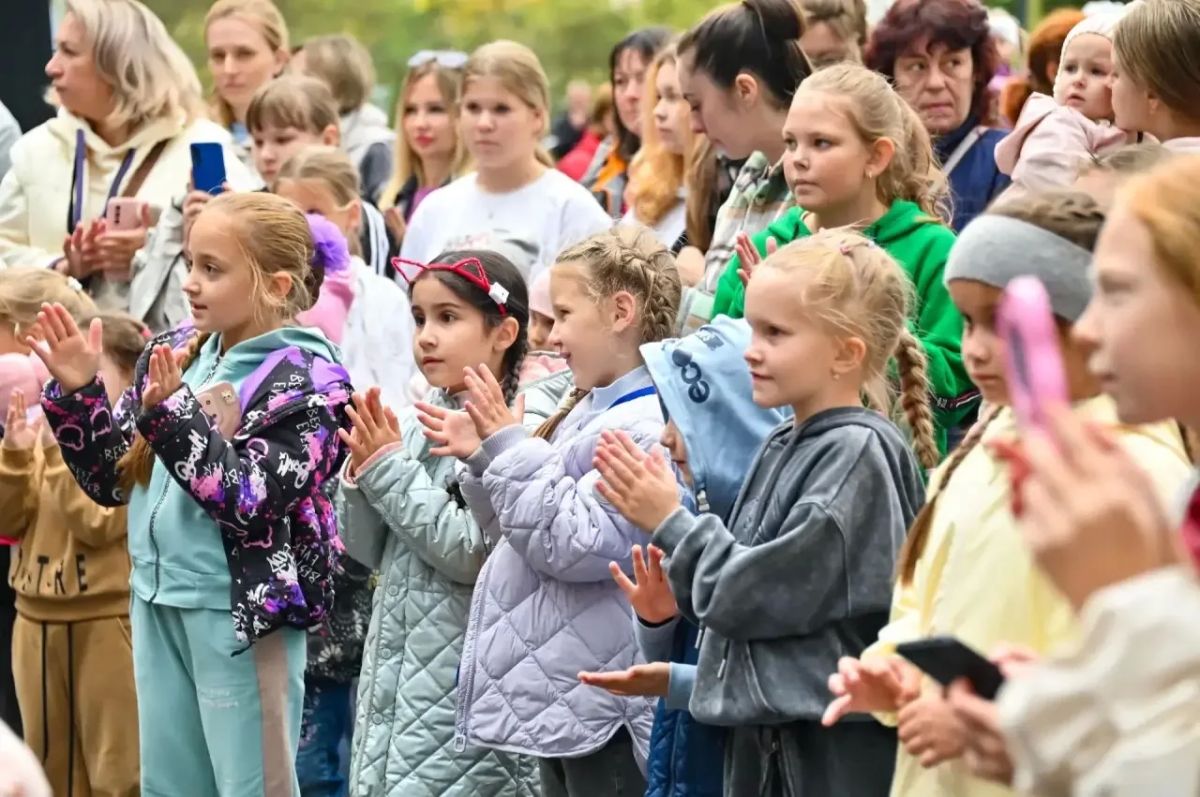 Татьяна Витушева: В «Городской Массовке» сейчас особенно оживлённо у сцены: театр ростовых кукол «Софит» собрал много маленьких зрителей и их родителей Татьяна Витушева: В «Городской Массовке» сейчас особенно оживлённо у сцены: театр ростовых кукол «Софит» собрал много маленьких зрителей и их родителей