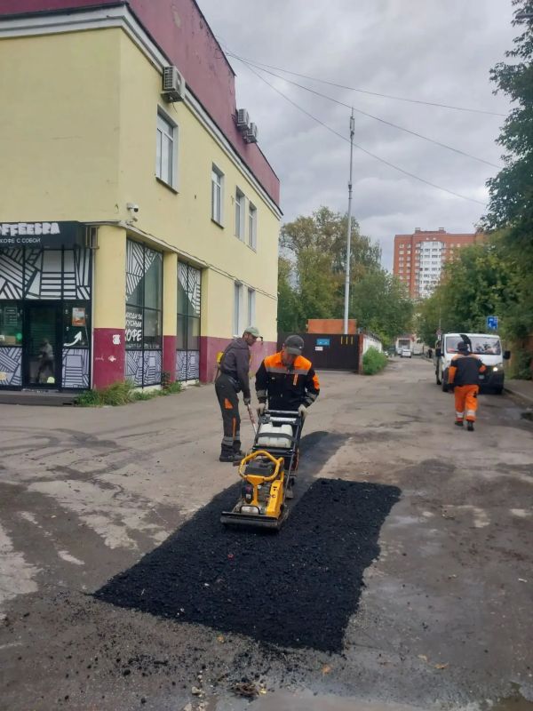 За выходные дни сотрудники городского предприятия «Автобытдор» провели ремонт дорожного полотна на дорогах и дворовых проездах по следующим адресам: За выходные дни сотрудники городского предприятия «Автобытдор» провели ремонт дорожного полотна на дорогах и дворовых проездах по следующим адресам: