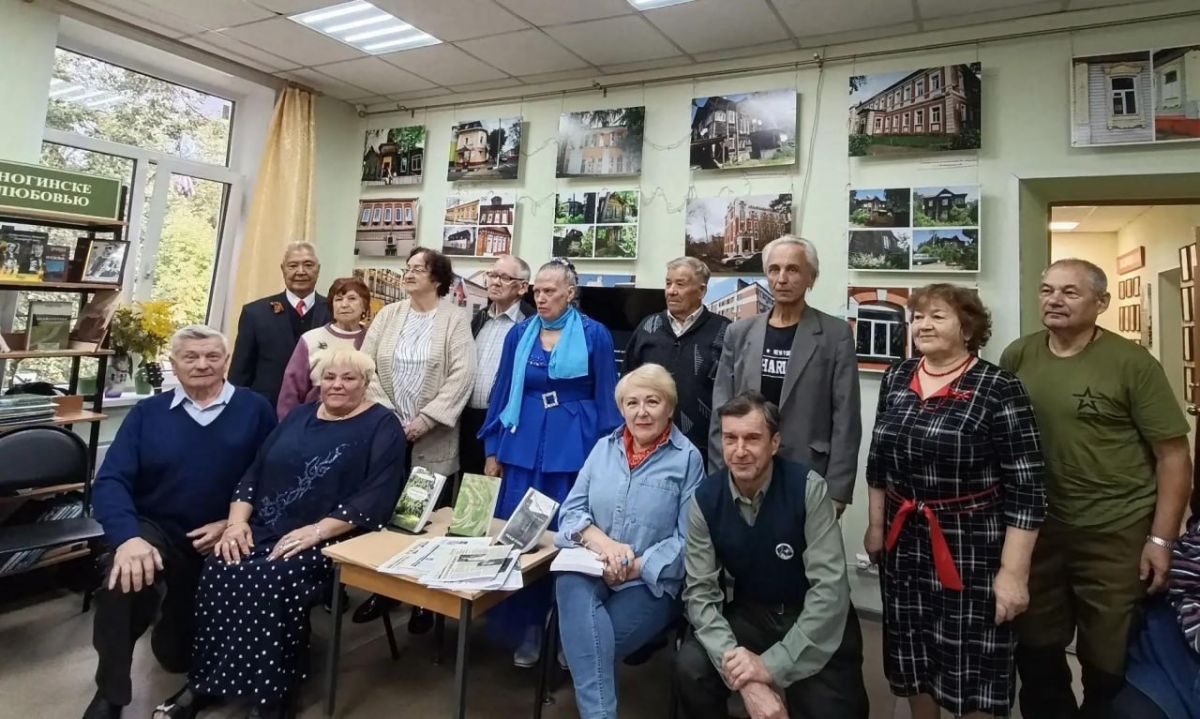 12 сентября, в день 245-летия Ногинска, в литературной гостиной Глуховской библиотеки состоялась встреча читателей с журналистом, писателем и поэтом Еленой Якушевой-Сидоровой 12 сентября, в день 245-летия Ногинска, в литературной гостиной Глуховской библиотеки состоялась встреча читателей с журналистом, писателем и поэтом Еленой Якушевой-Сидоровой