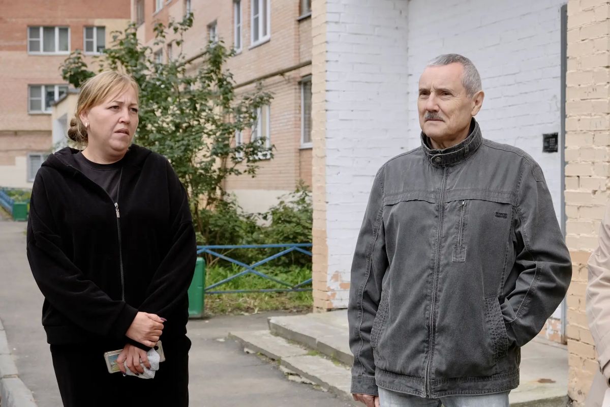 На связи с жителями. Что сделать во дворе удобнее, где добавить порядка и какие изменения действительно нужны жителям - эти вопросы обсудили во время очередного обхода в Красногорске, который состоялся по поручению... На связи с жителями. Что сделать во дворе удобнее, где добавить порядка и какие изменения действительно нужны жителям - эти вопросы обсудили во время очередного обхода в Красногорске, который состоялся по поручению...