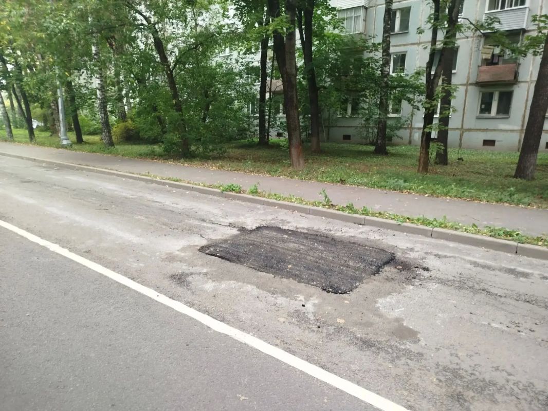 За выходные дни сотрудники городского предприятия «Автобытдор» провели ремонт дорожного полотна на дорогах и дворовых проездах по следующим адресам: За выходные дни сотрудники городского предприятия «Автобытдор» провели ремонт дорожного полотна на дорогах и дворовых проездах по следующим адресам: