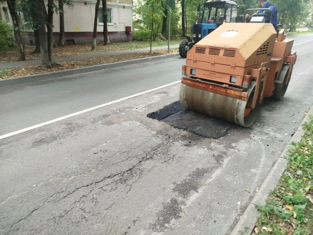 За выходные дни сотрудники городского предприятия «Автобытдор» провели ремонт дорожного полотна на дорогах и дворовых проездах по следующим адресам: За выходные дни сотрудники городского предприятия «Автобытдор» провели ремонт дорожного полотна на дорогах и дворовых проездах по следующим адресам: