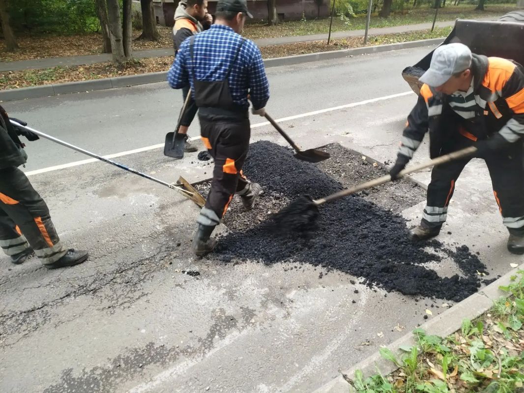 За выходные дни сотрудники городского предприятия «Автобытдор» провели ремонт дорожного полотна на дорогах и дворовых проездах по следующим адресам: За выходные дни сотрудники городского предприятия «Автобытдор» провели ремонт дорожного полотна на дорогах и дворовых проездах по следующим адресам:
