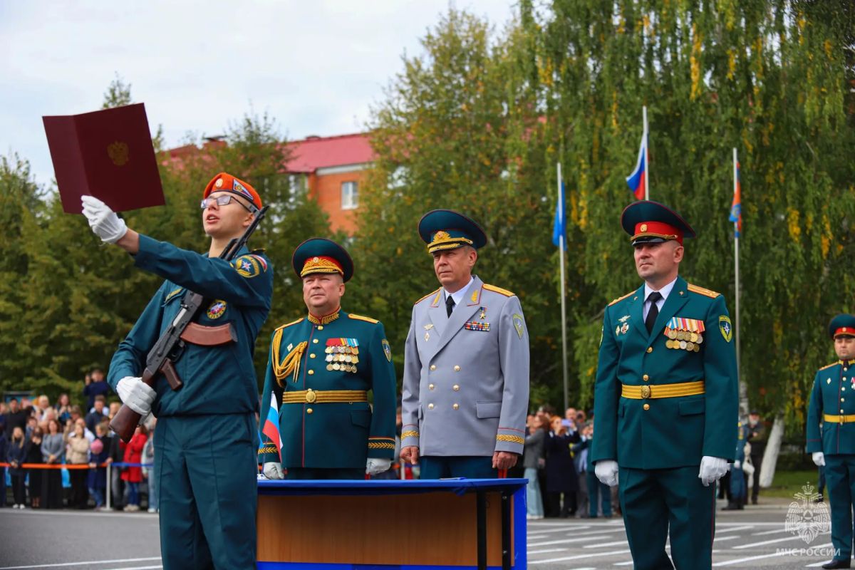 В Химках первокурсники Академии гражданской защиты МЧС России приняли военную присягу В Химках первокурсники Академии гражданской защиты МЧС России приняли военную присягу