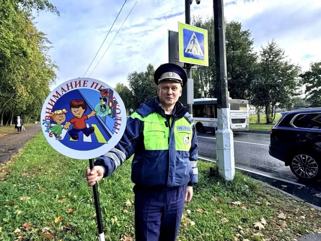 Сотрудники подмосковной Госавтоинспекции совместно с активистами движения «Родительский патруль» вышли на дежурство к образовательным учреждениям Красногорска в часы, когда ребята спешат на занятия Сотрудники подмосковной Госавтоинспекции совместно с активистами движения «Родительский патруль» вышли на дежурство к образовательным учреждениям Красногорска в часы, когда ребята спешат на занятия