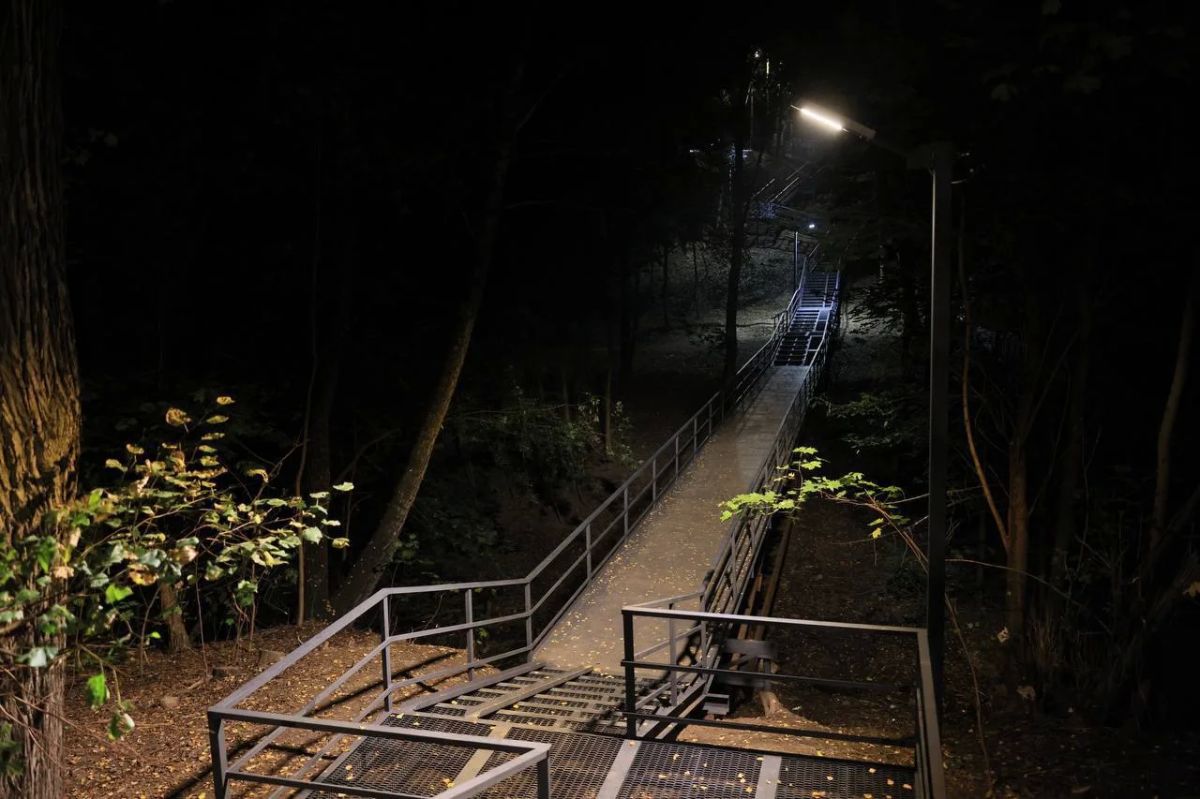 Игорь Трифонов: По поручению нашего Губернатора Андрея Юрьевича Воробьёва на месте старого пешеходного моста между улицами Школьной и Прудной в Болшево построили новый Игорь Трифонов: По поручению нашего Губернатора Андрея Юрьевича Воробьёва на месте старого пешеходного моста между улицами Школьной и Прудной в Болшево построили новый