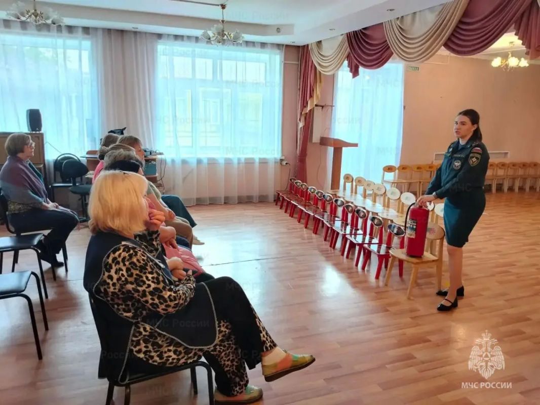 В рамках месячника безопасности инспекторы МЧС России проводят открытые уроки в детских садах и школах В рамках месячника безопасности инспекторы МЧС России проводят открытые уроки в детских садах и школах
