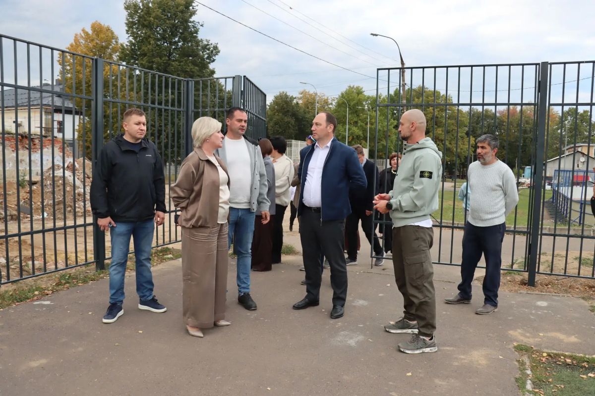 Глава округа оценил ход ремонта стадиона «Металлург» Глава округа оценил ход ремонта стадиона «Металлург»