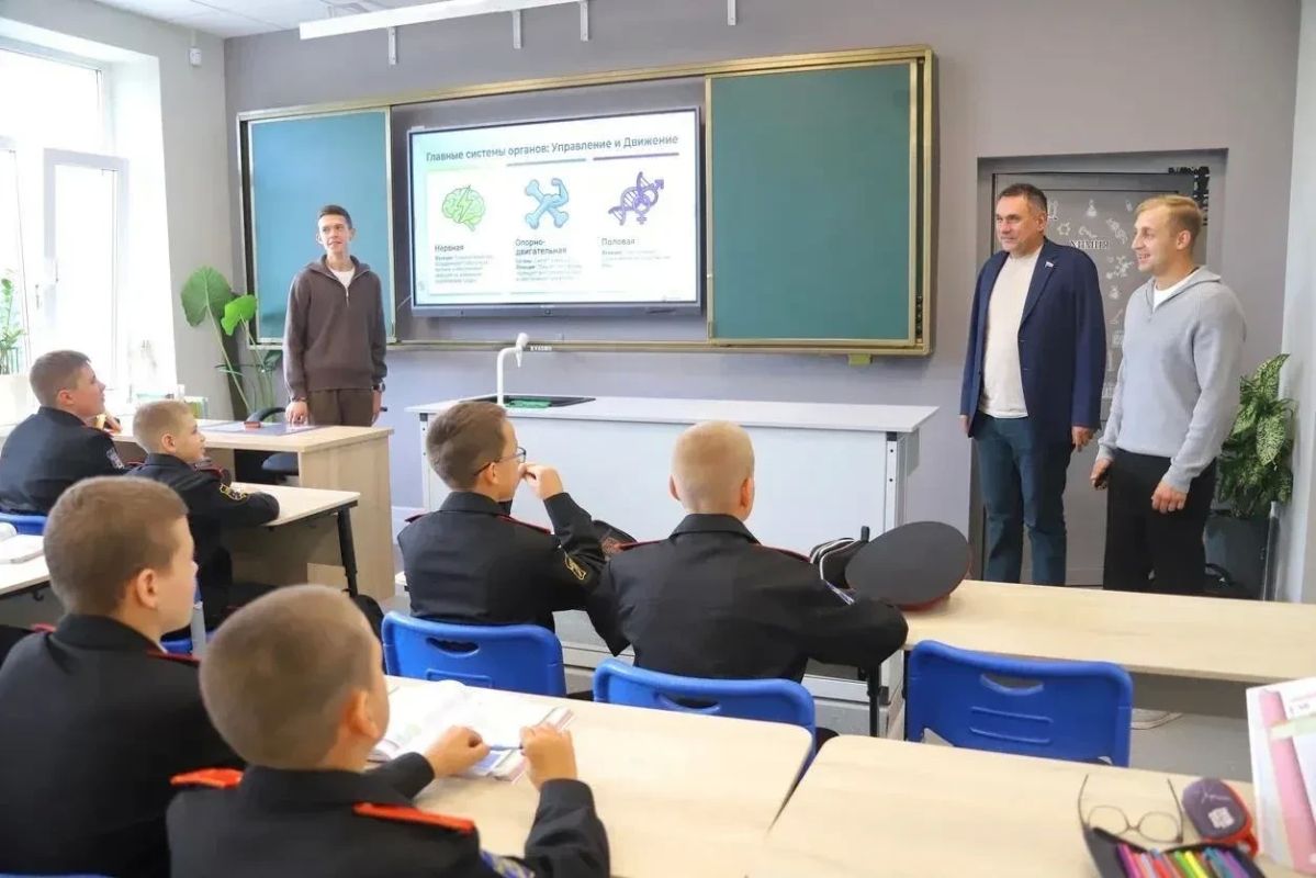 Александр Зарубин посетил Радумльский кадетский корпус Александр Зарубин посетил Радумльский кадетский корпус