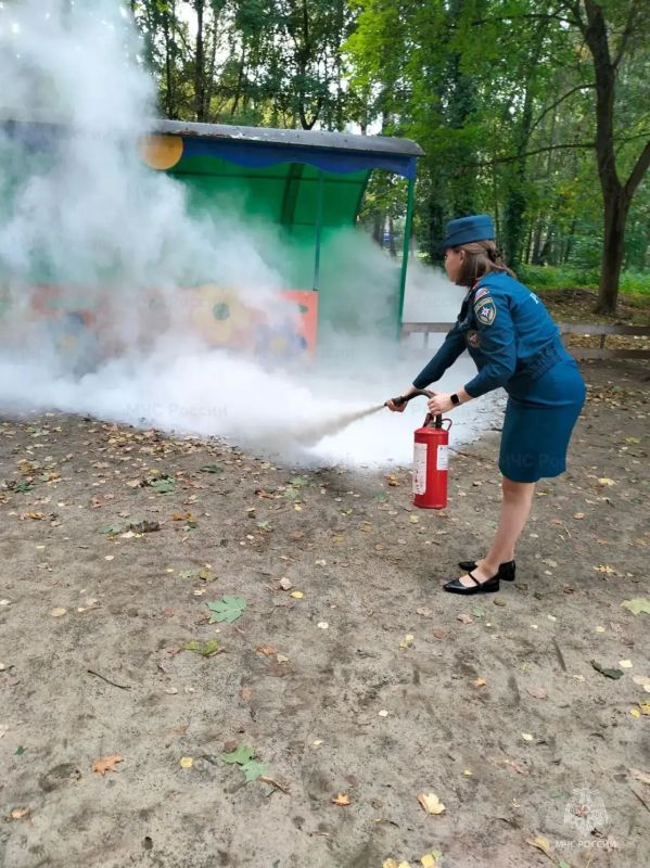 В рамках месячника безопасности инспекторы МЧС России проводят открытые уроки в детских садах и школах В рамках месячника безопасности инспекторы МЧС России проводят открытые уроки в детских садах и школах