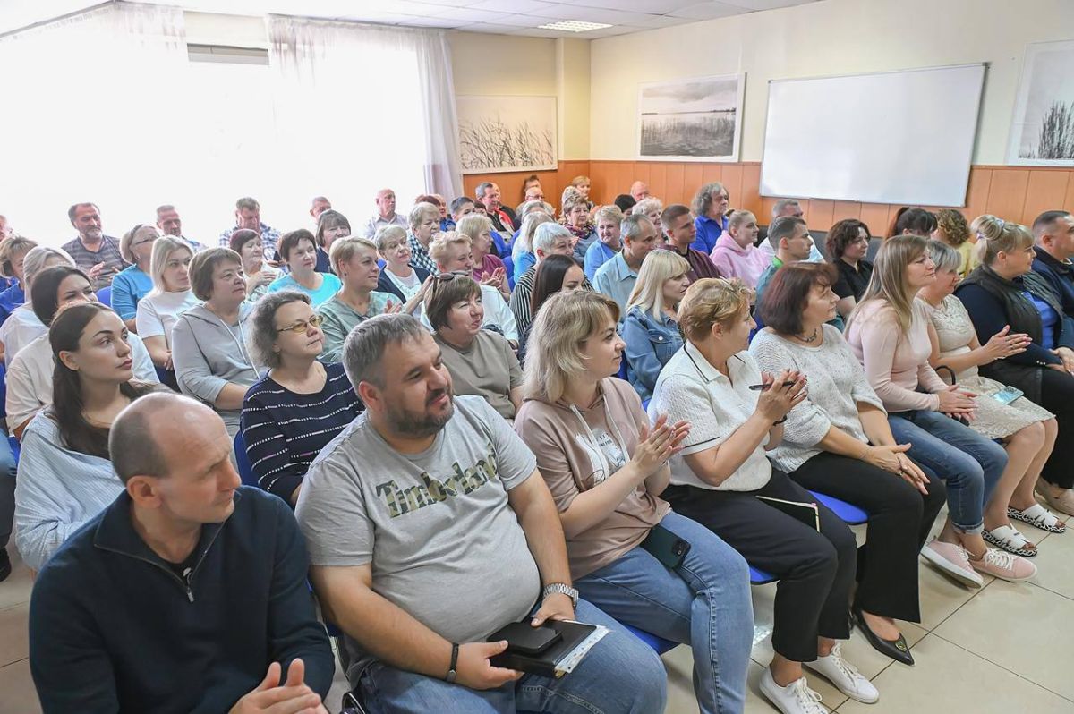 Вячеслав Фетисов встретился с коллективом УСЦ «Юность» Вячеслав Фетисов встретился с коллективом УСЦ «Юность»