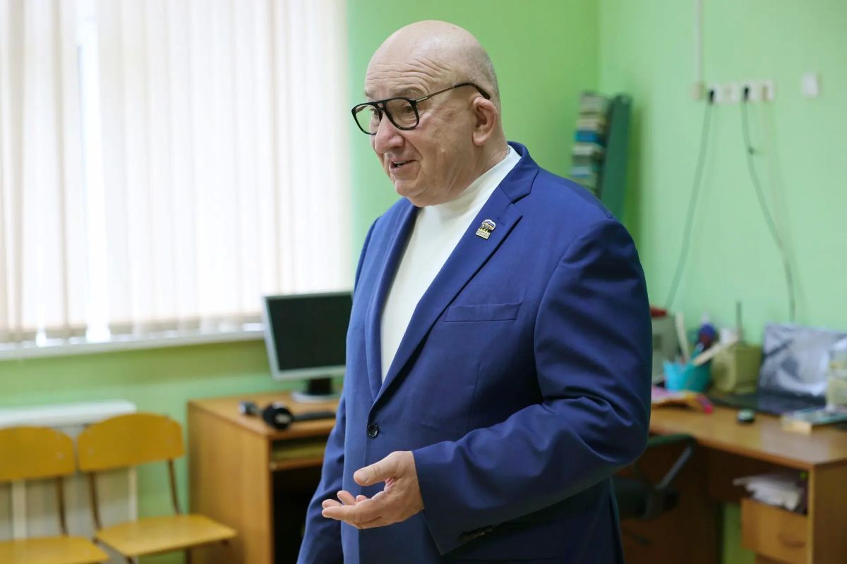 Живое наследие: Михаил Мурзаков посетил школу имени Анатолия Астрахова Живое наследие: Михаил Мурзаков посетил школу имени Анатолия Астрахова