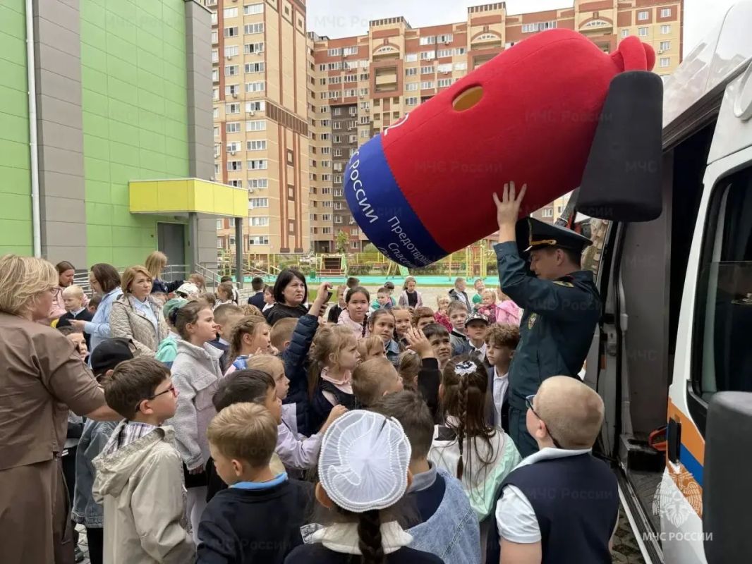 В рамках месячника безопасности инспекторы МЧС России проводят открытые уроки в детских садах и школах В рамках месячника безопасности инспекторы МЧС России проводят открытые уроки в детских садах и школах