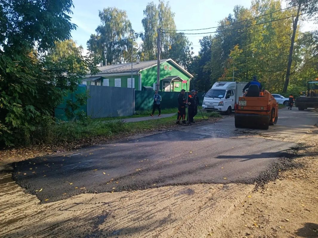 В нашем городе продолжаются ежедневные работы по ямочному ремонту на дорогах и во дворах В нашем городе продолжаются ежедневные работы по ямочному ремонту на дорогах и во дворах